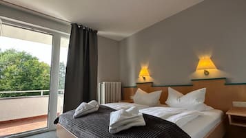 Doppelzimmer, Balkon, Gartenblick | Schreibtisch, kostenloses WLAN