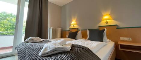 Quarto casal, sacada, vista para o jardim | Escrivaninha, Wi-Fi de cortesia