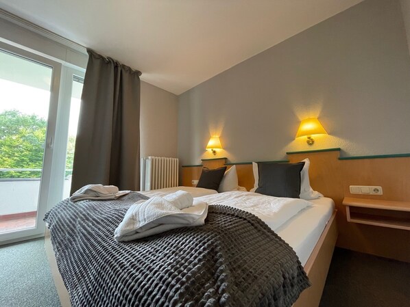 Doppelzimmer, Balkon, Gartenblick | Schreibtisch, kostenloses WLAN