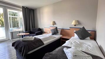 Doppelzimmer, Balkon, Gartenblick | Schreibtisch, kostenloses WLAN