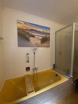 Sèche-cheveux, papier toilette