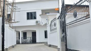 Majoituspaikan sisäänkäynti