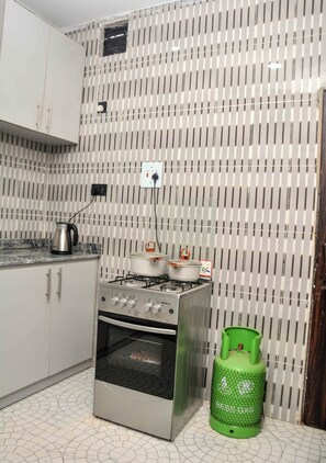 Refrigerador con congelador, microondas, horno y parrilla de estufa