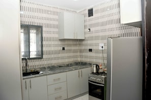 Full-sized fridge, microwave, oven, stovetop