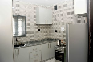 Geladeira grande, micro-ondas, fogão, cooktop