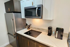 Réfrigérateur, micro-ondes, plaque de cuisson, lave-vaisselle