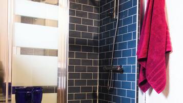 Een douche, een haardroger, handdoeken, zeep