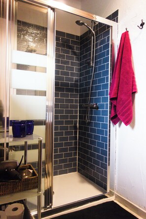 Dusche, Haartrockner, Handtücher, Seife
