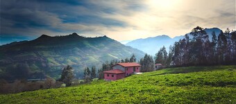 Located in the mountains, in Lierganes and close to the beach. Pets are allowed.