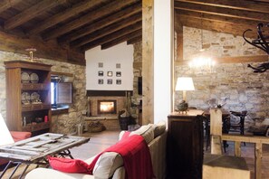 Living area - Located in the mountains, in Lierganes and close to the beach. Pets are allowed. (Lierganes)