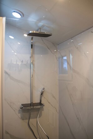 Een douche, een haardroger, handdoeken, zeep