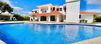 10 bedroom huge villa close to downtown