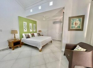 10 habitaciones, tabla de planchar con plancha, wifi y ropa de cama 
