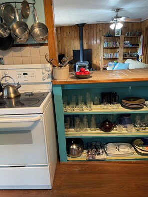 Køleskab, mikrobølgeovn, ovn, kogeplade