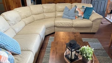 Smart-tv, een open haard en boeken