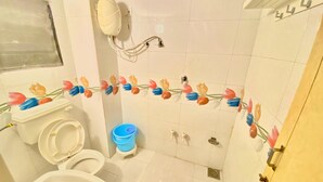 Une salle de bain équipée de toilettes, d’un bidet et d’une douche.
