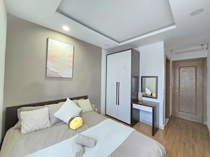 Iron/ironing board, WiFi, bed sheets