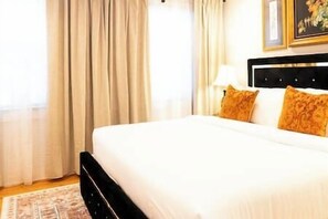 2 bedrooms, desk, iron/ironing board, travel cot - Luxury Fells Home w/Hot Tub, Poker Room, & Parking (Baltimore)