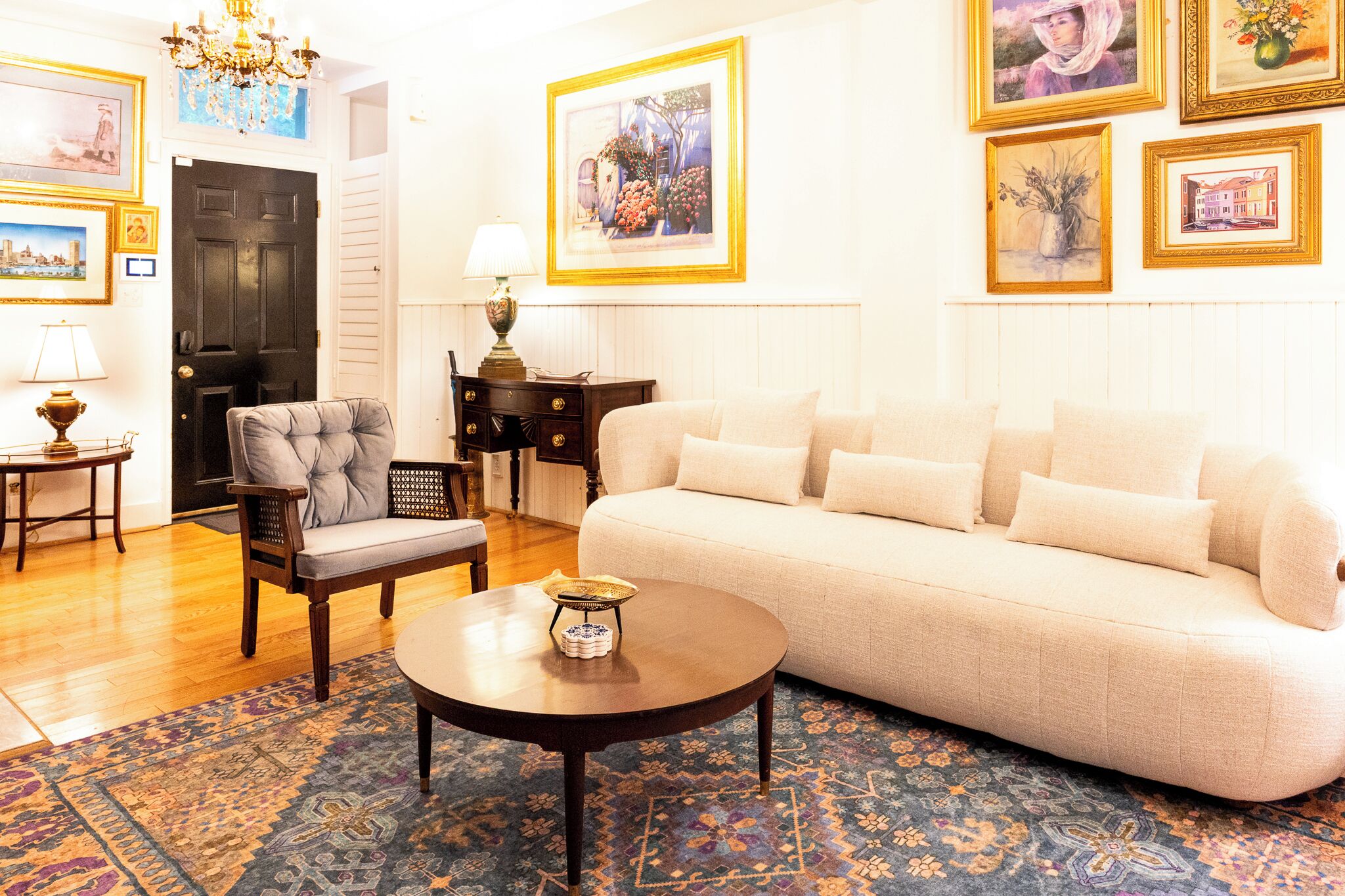 Smart-TV, peis, bøker og musikkbibliotek