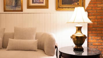 Smart TV, fireplace, books, music library