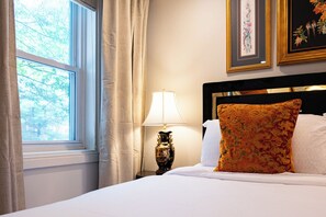 2 slaapkamers, een bureau, een strijkplank/strijkijzer, reisbedje