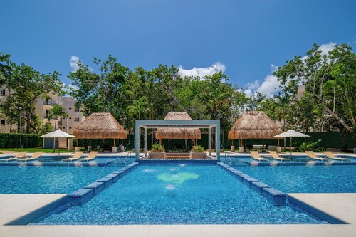 puerto morelos condo rental/ 2 pools / 8 mins from beach/custom decor/sleeps 6