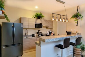 Frigorífico, microondas, placa de cocina y cafetera o tetera