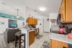 Jääkaappi, mikroaaltouuni, uuni, liesi