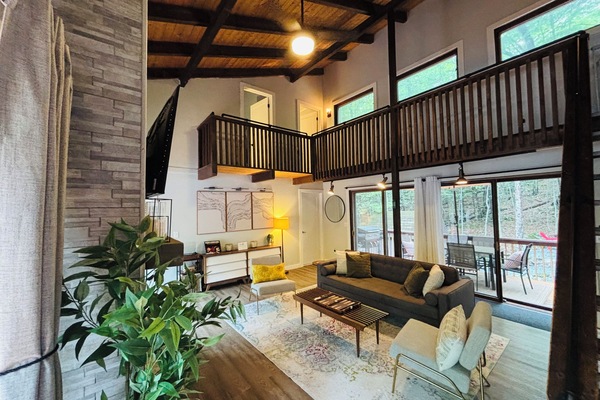 Smart-tv, eldstad, ett musikbibliotek och en stereo