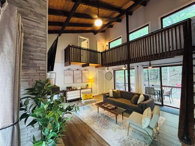 Cozy Cabin Escape w. Fireplace + Fire Pit