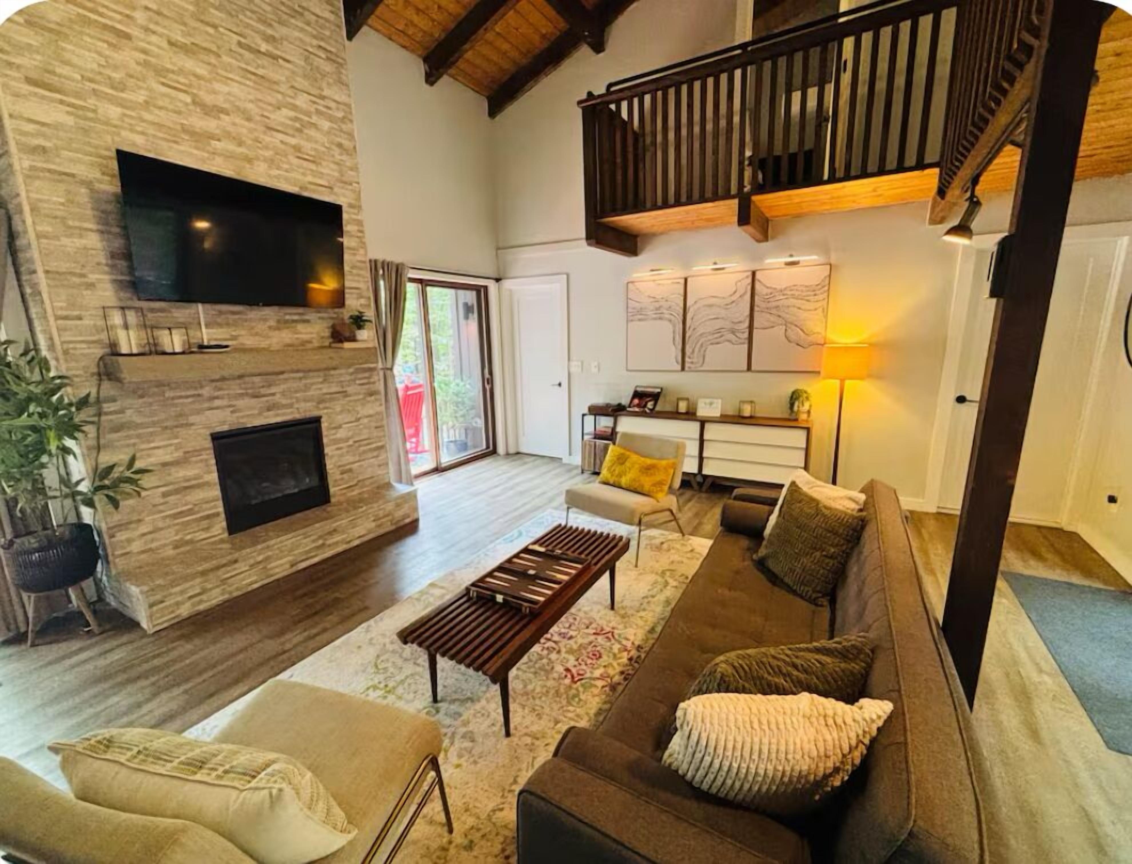 Smart TV, chimenea, biblioteca musical y estéreo 