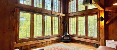 Télévision, cheminée, chaîne hi-fi, imprimantes