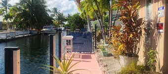 Charming 46 ft lg canel ft 2-bed in delightful Little Torch Key with RV hook up.