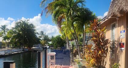 Charming 46 ft lg canel ft 2-bed in delightful Little Torch Key with RV hook up.