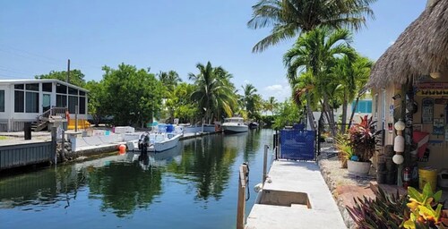 Charming 46 ft lg canel ft 2-bed in delightful Little Torch Key with RV hook up.