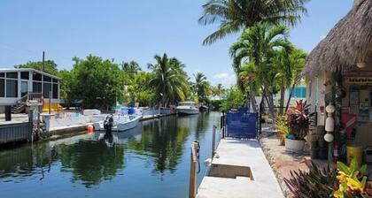 Charming 46 ft lg canel ft 2-bed in delightful Little Torch Key with RV hook up.