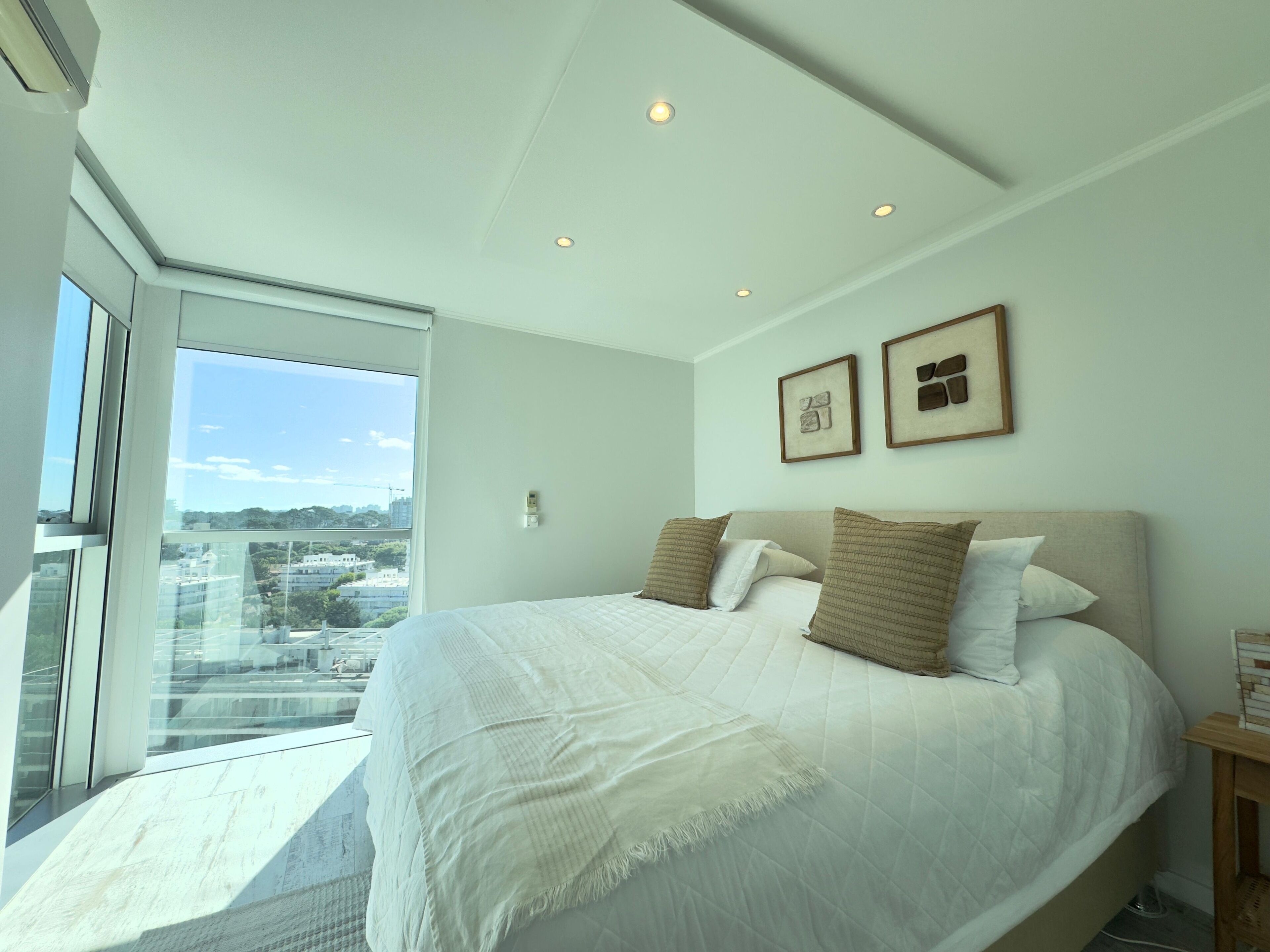 2 bedrooms, iron/ironing board, internet, bed sheets