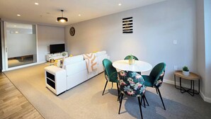 Apartamento, 2 quartos, acessível | Sala de jantar