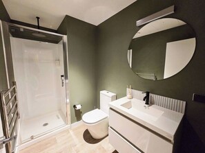Appartement, 2 chambres, accessible aux personnes à mobilité réduite | Salle de bain