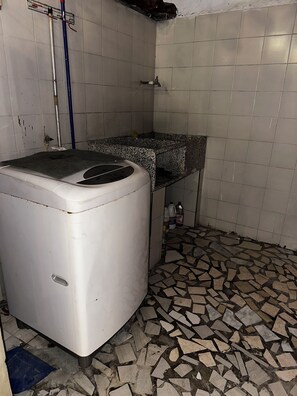 Secadora de cabello, toallas, jabón, papel de baño 