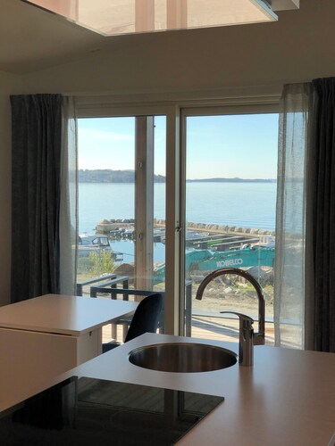 Modern oceanfront 3-bedroom house - 25 Min to Stavanger & Near Preikestolen