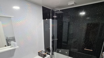 Een haardroger, handdoeken, zeep, toiletpapier