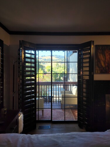 High-End Private Suite with Deck & Mountain Views in Prime Marin County Location