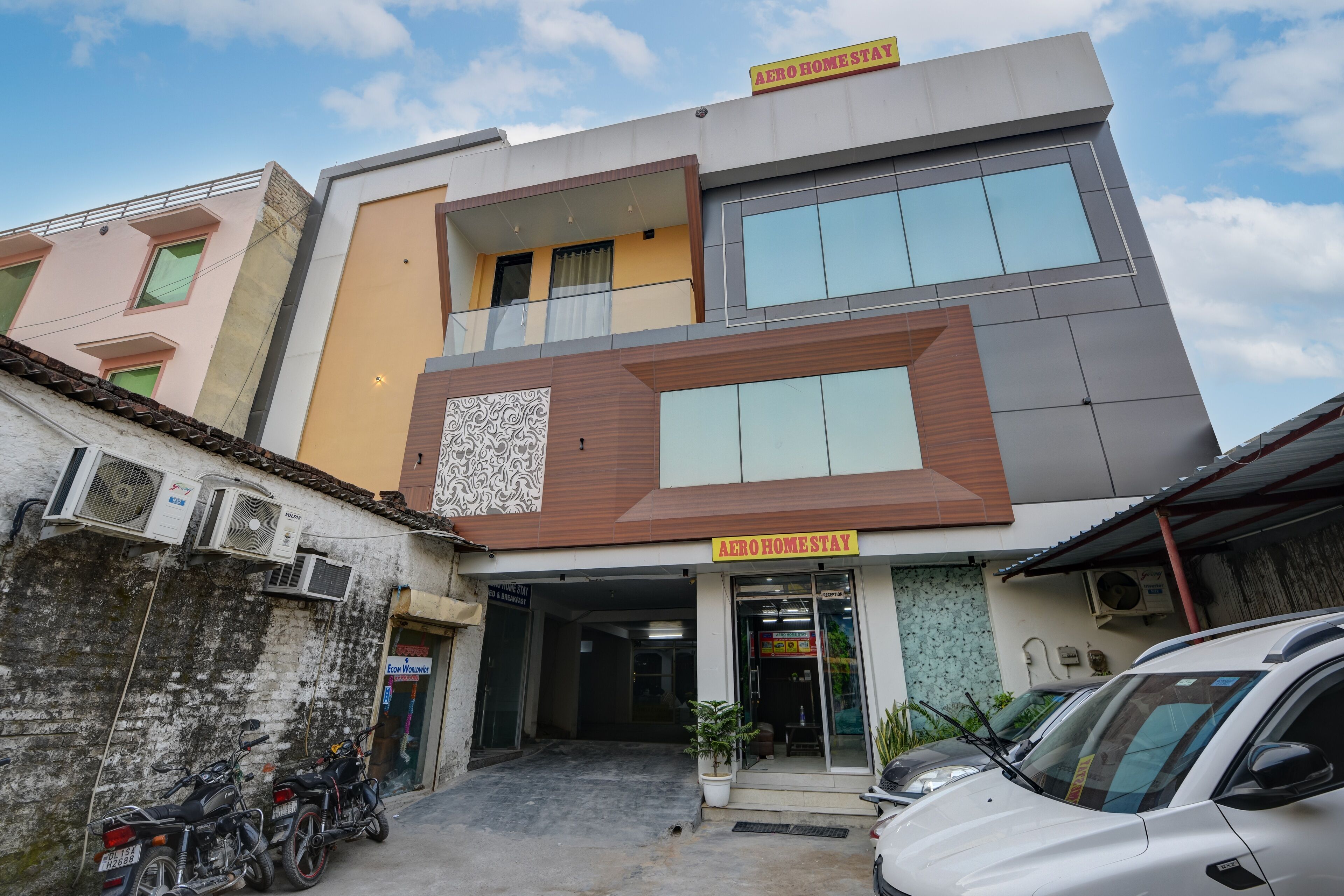 Un edificio moderno con un letrero que dice 'AERO HOME STAY'.