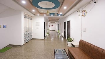 Televisión LED de 32 pulgadas con canales por cable y impresora