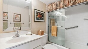 Shower, hair dryer, towels, soap - Enchanting 1st floor, 2-bedroom, 2 bath condo with AC in Sarasota (Sarasota)