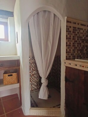 Douche, sèche-cheveux, serviettes fournies, papier toilette