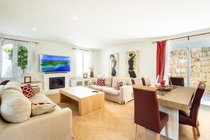 Télévision, cheminée