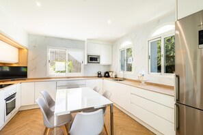 Micro-ondes, four, plaque de cuisson, lave-vaisselle