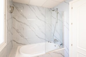 Dusche, Haartrockner, Bidet, Handtücher